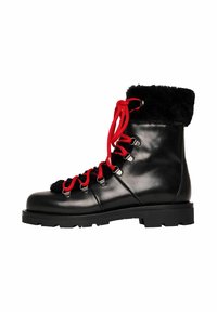 Botas de invierno de cuero negro con cordones rojos, puño de pelo negro y suela resistente, mostradas de perfil sobre un fondo blanco.