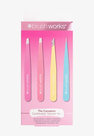 Embalaje de un set de pinzas combinadas que incluye cuatro pinzas en color rosa, amarillo y azul. Incluye puntas en ángulo y puntiagudas. Nombre de la marca visible.