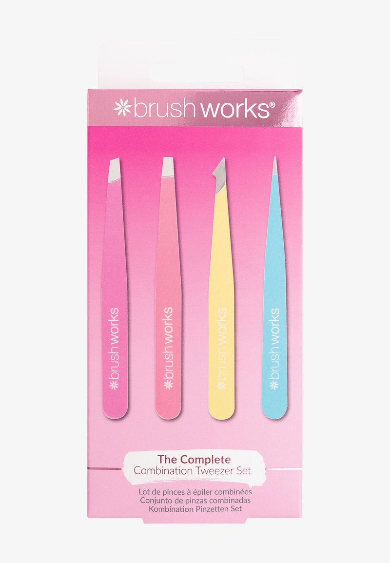 Yhdistelmäpinsettipakkaus, joka sisältää neljä pinsettiä vaaleanpunaisena, keltaisena ja sinisenä. Hinttipintana on viistetty ja terävä. Brändin nimi näkyvissä.