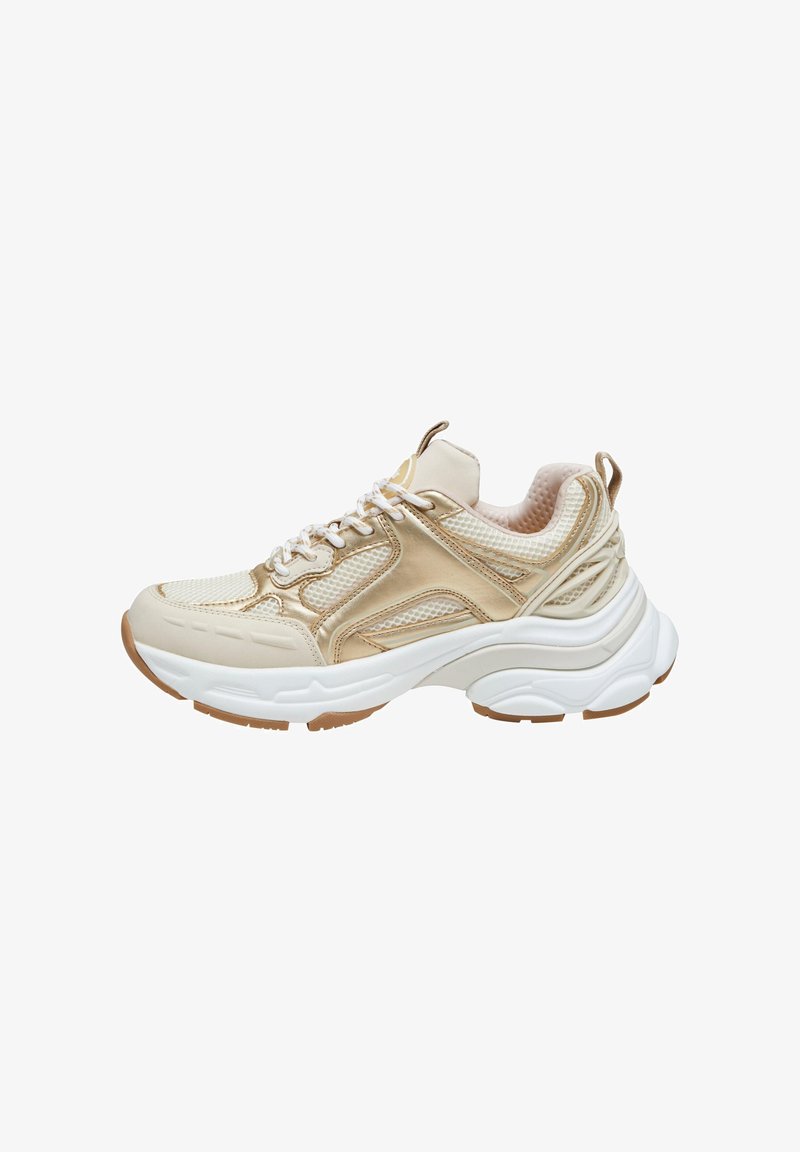 Sneaker beige en maille et matériaux synthétiques ; présente une semelle blanche, des accents texturés, et un intérieur rembourré avec une languette de tirage.