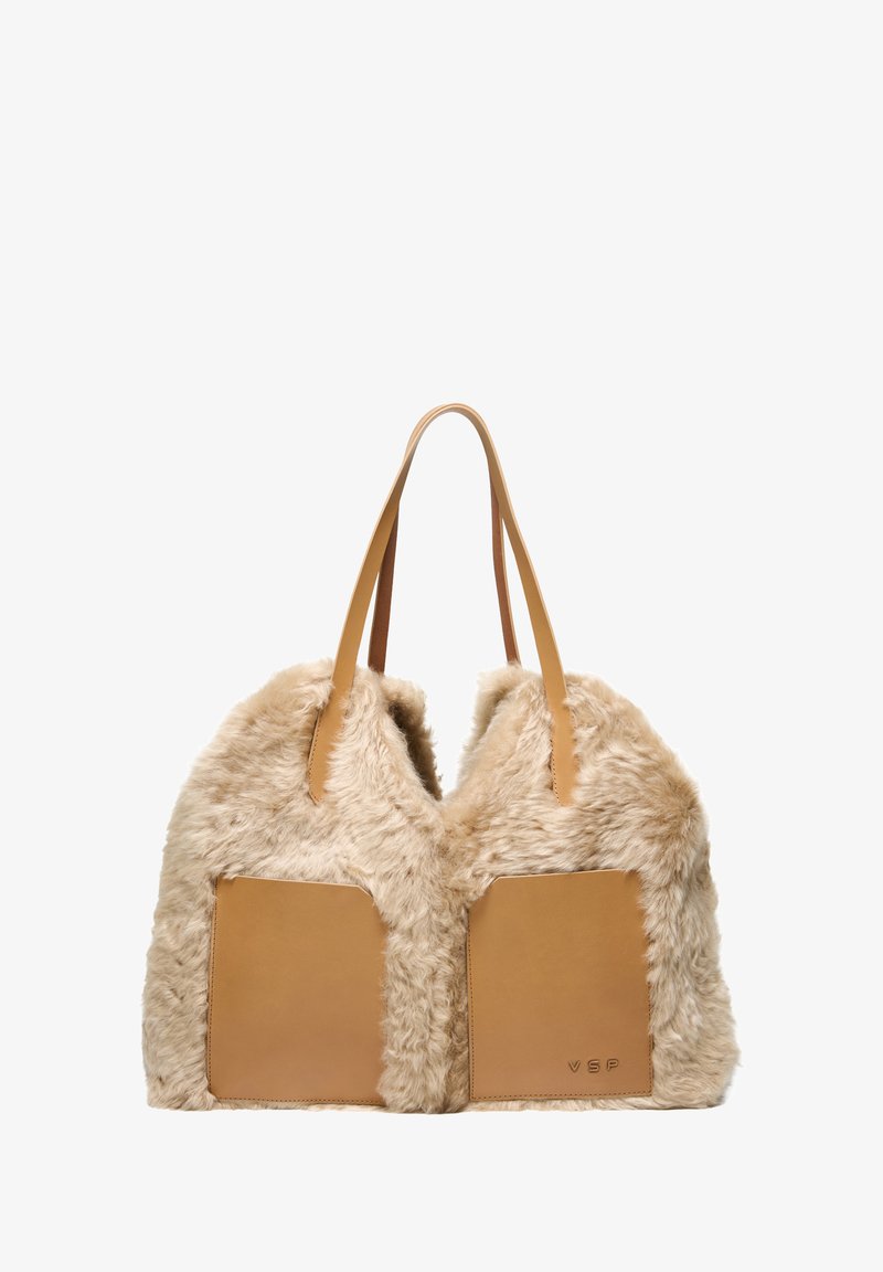 Faux fur taske i beige med glatte læderdetaljer og to store frontlommer. Lange, flade skulderremme til bæring.