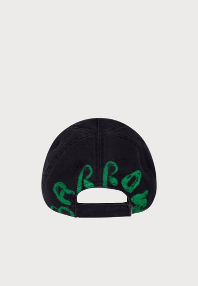 Cappello nero con un design di testo ricamato verde. Presenta una cintura regolabile sul retro e un tessuto texture per un look casual.