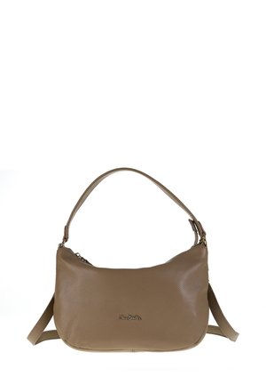 Braune Lederhandtasche mit glatter Textur, geschwungener Form und verstellbarem Tragegurt. Sie verfügt über einen Reißverschluss und ein geprägtes Logo auf der Vorderseite.