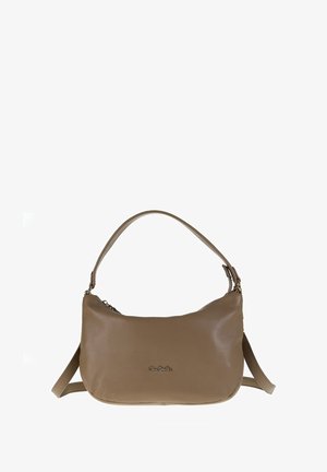 Borsa a tracolla in pelle marrone con una texture liscia, forma curva e tracolla regolabile. Presenta una chiusura con zip e un logo impresso sul davanti.