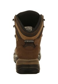 Bota de senderismo marrón con parte superior de ante y malla, cuello acolchado y suela de goma. Cuenta con ojales ajustables y un logotipo en el talón.