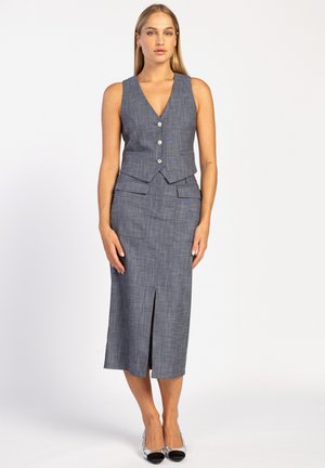 Grijs geruit op maat gemaakte vest en rok set, met een v-hals, vijf knopen en een split aan de voorkant van de rok. Gladde textuur en smal ontwerp.