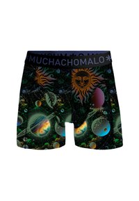 Fekete boxer alsónadrág kozmikus mintával, amely bolygókat, napokat és csillagokat ábrázol. Széles derékpánt, amelyen a "MUCHACHOMALO" logo jól láthatóan szerepel.