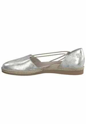 Stříbrné ploché boty se zaoblenou špičkou, texturovaným svrškem a křížovými popruhy. Mají podrážku obalenou juty a nízký podpatek.