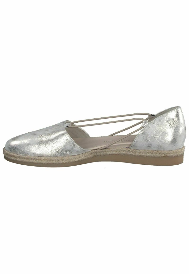 Ballerines argentées avec un bout rond, un dessus texturé et des brides croisées. Comprend une semelle en jute et un petit talon.