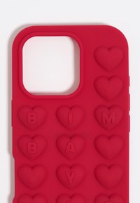 Funda de teléfono roja de silicona con formas de corazones en relieve y letras en relieve que dicen "I B A M Y". Corte cuadrado para la cámara en la esquina superior izquierda.