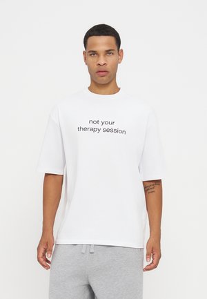 YOURTURN by Zalando, UNISEX REGULAR FIT - T-shirt con stampa - white