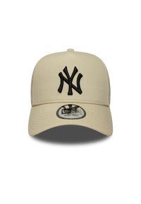 Beige Baseballkappe mit einem schwarzen gestickten "NY"-Logo, ausgestattet mit einem gebogenen Schirm, verstellbarem Riemen und strukturiertem Stoff. 