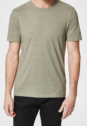 T-shirt à col rond à manches courtes de couleur olive, fabriqué en tissu doux, avec une coupe régulière et une texture lisse, arborant un design simple et uni.