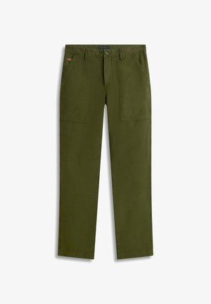 Olivgrüne, gerade geschnittene Hose mit vorderen aufgesetzten Taschen, Gürtelschlaufen und einem Knopfverschluss vor weißem Hintergrund.