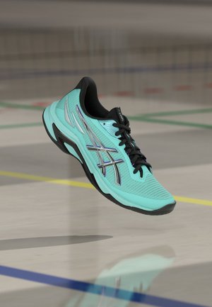Zapatilla de running azul claro con cordones y suela negras, flotando sobre una pista deportiva cubierta marcada con líneas de colores.