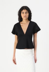 Čierny top s krátkym rukávom a hlbokým V-krkom, s peplum siluetou, vyrobený z hladkého materiálu a s priliehavým pásom.