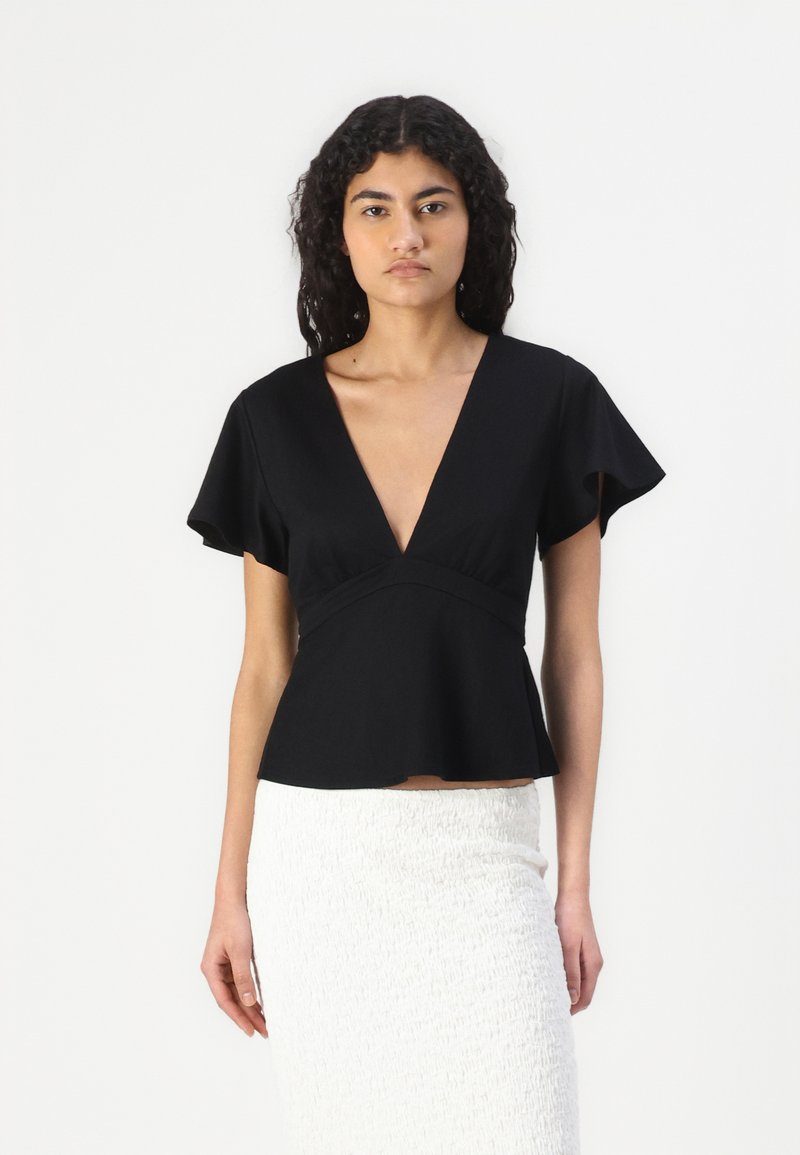 Čierny top s krátkym rukávom a hlbokým V-krkom, s peplum siluetou, vyrobený z hladkého materiálu a s priliehavým pásom.
