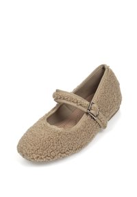 Zapato plano Mary Jane Beige con parte superior texturizada y suave, punta redondeada y una sola correa ajustable con hebilla de metal.
