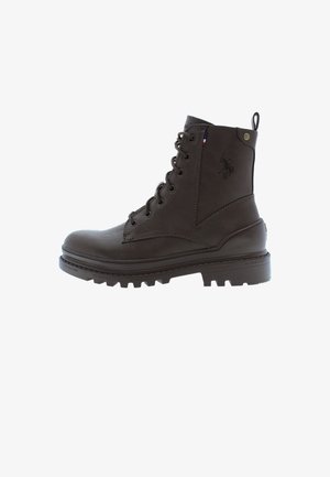 Stivali da combattimento in pelle marrone con design alla caviglia alta, punta rotonda, suola in gomma spessa e cuciture decorative. Presenta un logo sul lato.