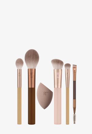 Sæt med seks makeup-redskaber, herunder fem børster i forskellige størrelser og en makeup-svamp formet som en dråbe, alle i neutrale toner.