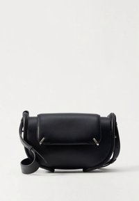 Črna usnjena torbica čez ramo z zaobljeno obliko, preklopnim zapiranjem in minimalističnimi srebrnimi kovinskimi dodatki. Ima snemljiv trak.