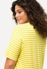 Ulla Popken STRIPED DRAWSTRING HEM SHORT SLEEVE TEE - Triko s potiskem - buttercup