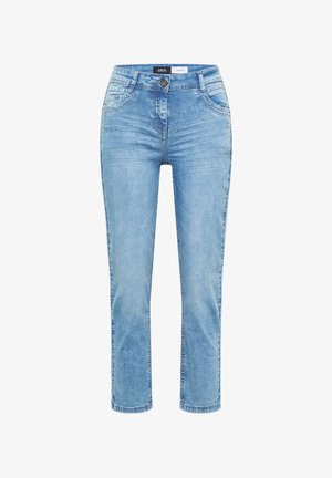 Vaqueros de mezclilla azul claro con cierre delantero de botón y cremallera, bolsillos delanteros y traseros, y un corte recto y ajustado.