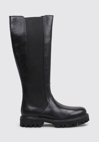 Bottes noires hauteur genou avec un extérieur en cuir lisse et un panneau élastique texturé. Semelle à crampons pour une traction, mettant en avant un design robuste.