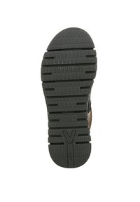 Suola di scarpa in gomma nera con una superficie texturizzata, profondi tasselli per la presa, rilievi angolati e un dettaglio con logo a "V".