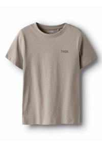 T-shirt gris clair à manches courtes en coton doux, arborant un petit logo noir "T.W.S.N." sur le côté supérieur gauche.