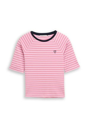 Roze en lichtroze horizontaal gestreept shirt met korte mouwen, een zwarte ronde halslijn en een klein zwart hartembleem op de borst.