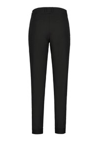 Pantaloni neri con una vestibilità sartoriale, caratterizzati da una texture liscia, due tasche posteriori e una gamba affusolata che termina alla caviglia.