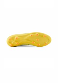 Fotbollsklacksula med en gul gummibas, sex framträdande dobbar och orange detaljer, texturerad yta för bättre grepp.