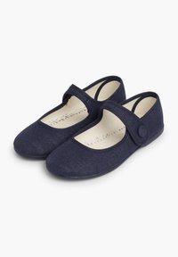 Zapatos de estilo Mary Jane en azul marino con parte superior de tela texturizada, tira elástica y puntera redonda. Suela de goma plana y plantilla acolchada.