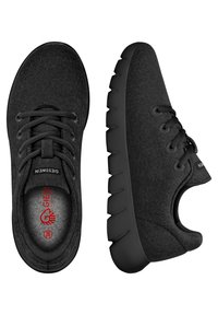 Chaussures en feutre noir avec un bout arrondi, une conception à lacets et une surface texturée. Semelle en caoutchouc noir épais avec des accents en zigzag distincts.