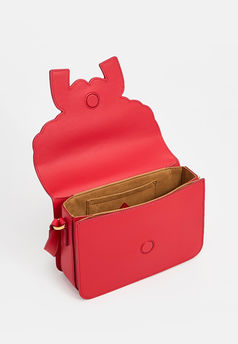 Rote Ledertasche mit Klappenverschluss, abgerundetem Oberteil und hellen Innenfutter. Verfügt über eine Tasche und eine metallische Akzentuierung.