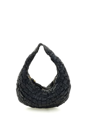 Borsa hobo nera in pelle intrecciata con manico curvo e cerniera dorata visibile, mostrata su sfondo bianco.