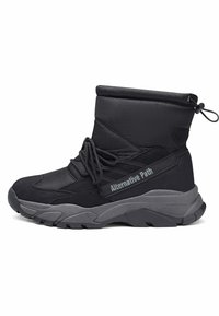 Botas negras hasta el tobillo con un cuello acolchado, tejido texturizado y una suela de goma gris. Presentan cordones y la marca "Alternative Path".