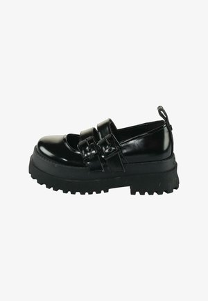 Zwarte gepatineerde leren schoenen met twee verstelbare banden, ronde teen, dikke rubberen zool en een gestructureerde loopvlak voor grip.