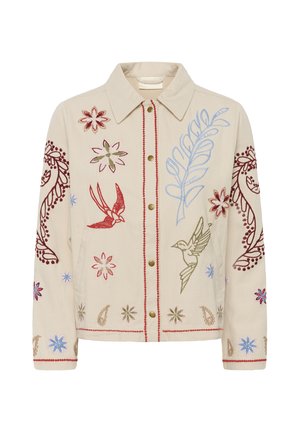 Veste beige avec broderies florales et d'oiseaux en rouge, bleu et vert, boutonnée à l'avant, col et manches longues avec des motifs décoratifs.