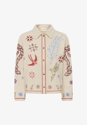 Veste beige avec broderies florales et d'oiseaux en rouge, bleu et vert, boutonnée à l'avant, col et manches longues avec des motifs décoratifs.
