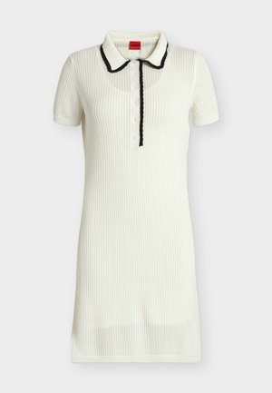 Λευκό πλεκτό φόρεμα με κοντά μανίκια, γιακά με μαύρη επένδυση και ράχη με κουμπιά, με ριμπ υφή και μήκος μέχρι το μέσο του μηρού.