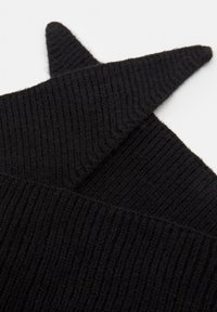 Zwarte gebreide sjaal met een geribbelde textuur en puntige uiteinden. De stof ziet er zacht en dik uit, geschikt voor koud weer.