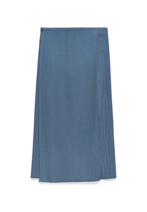 Jupe bleue, longueur genou avec une surface texturée, comportant des plis verticaux et un ourlet asymétrique. Taille élastique avec une finition lisse.