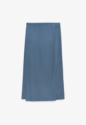 Niebieska spódnica do kolan o teksturowanej powierzchni, z pionowymi fałdami i asymetrycznym dołem. Elastyczny pas z gładkim wykończeniem.