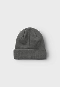 Beanie grigio lavorato a maglia con risvolto. Presenta una texture liscia e una parte superiore arrotondata con dettagli di cucitura discreti.