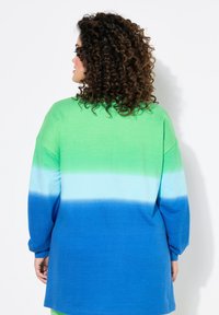Yli suuri pitkähiha shirt, jossa on vihreästä siniseen menevä gradienttiväri, valmistettu pehmeästä puuvillasta, jonka pinta on sileä.