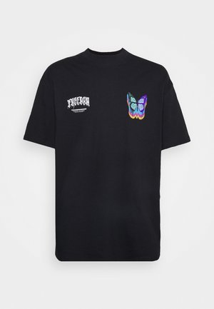Czarny t-shirt z krótkim rękawem z białym napisem "FREEDOM" i małą, kolorową grafiką motyla na piersi.