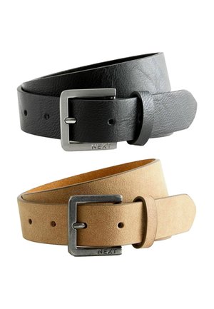 Zwei Ledergürtel, einer schwarz und einer hellbraun, mit rechteckigen Metallschnallen, die mit "NEXT" graviert sind, auf einem weißen Hintergrund aufgewickelt.