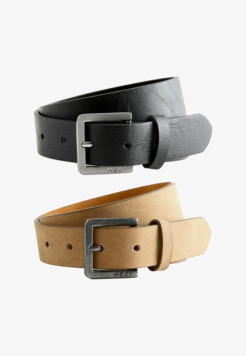 Dva kožna remena, jedan crni i jedan smeđi, s pravokutnim metalnim kopčama ukrašenim gravurom "NEXT", namotani na bijeloj pozadini.